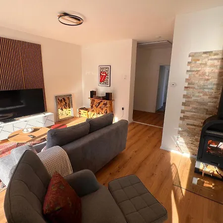 Ferienwohnung Imzaro: Erdgeschoss, 2 Schlafzimmer Plus Schlafsofa, Eigener Eingang, Grosse Terrasse Mit Garten! Spittal an der Drau Buitenkant foto